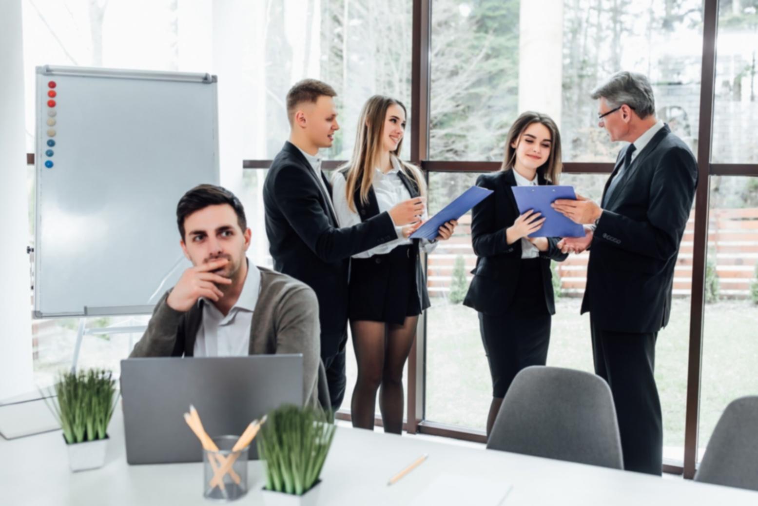 Espace de travail organisé avec documents budgétaires et outils de planification