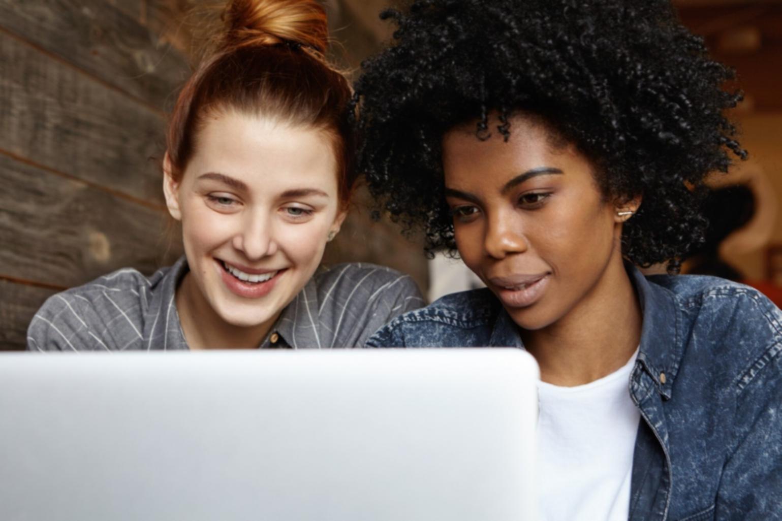 Espace de formation moderne avec tableau et matériel pédagogique